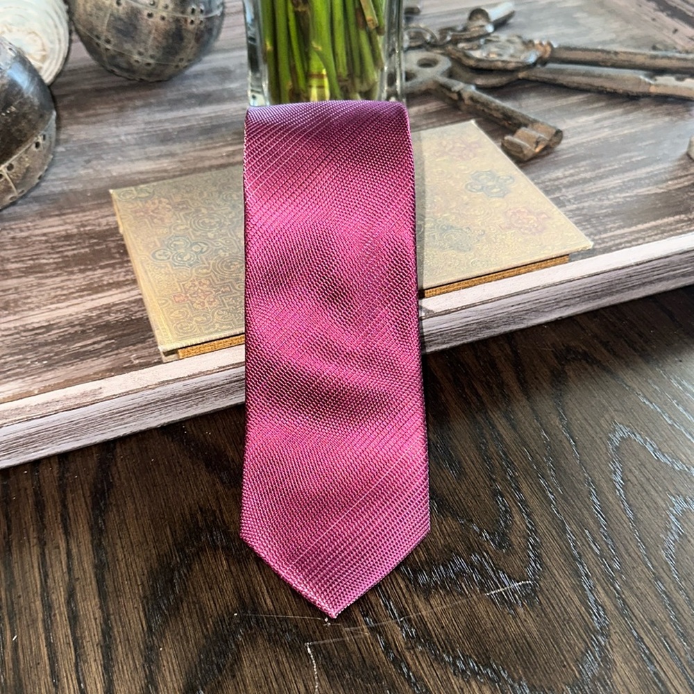 CALVIN KLEIN Skinny Tie. 100% Silk.